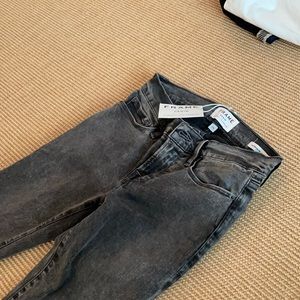 Woman frame grey stretch jean